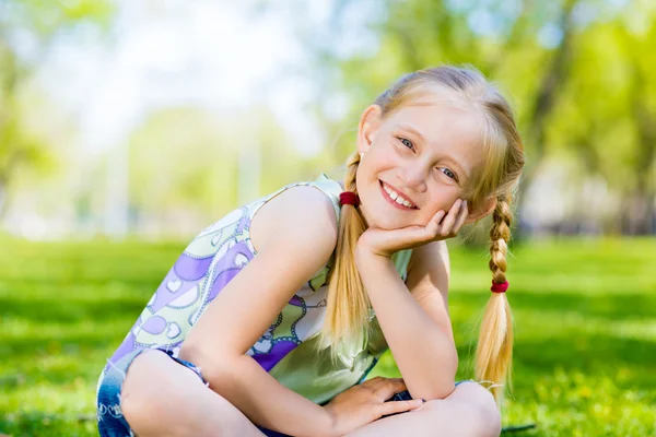 Πορτρέτο ενός κοριτσιού σε ένα πάρκο — Φωτογραφία Αρχείου