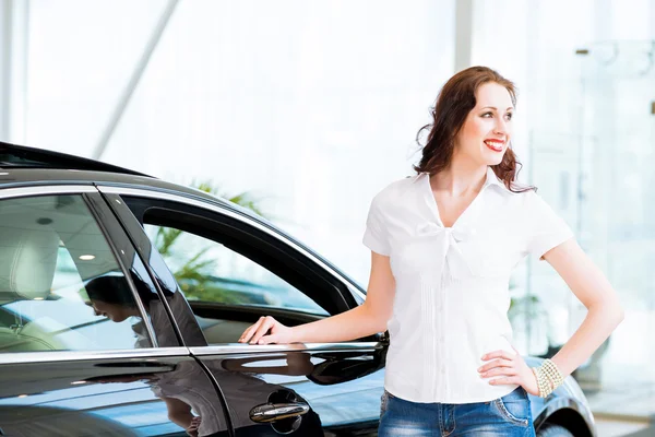 Giovane donna in piedi vicino a una macchina — Foto Stock