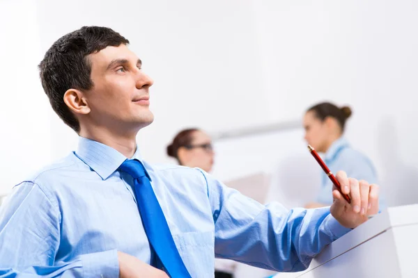 Retrato de un hombre de negocios con camisa azul — Foto de Stock