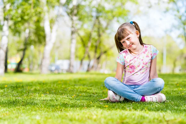 公園での笑顔の少女の肖像画 — ストック写真