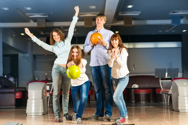 Gruppo di giovani amici che giocano a bowling — Foto Stock