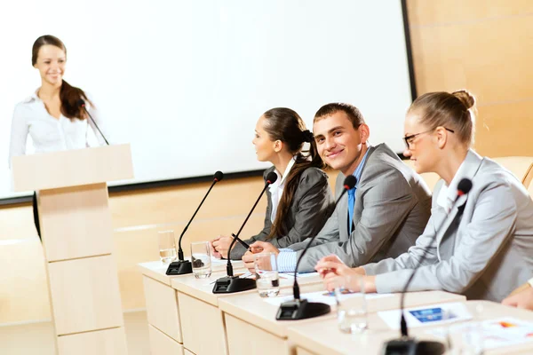 Empresários se comunicam na conferência — Fotografia de Stock