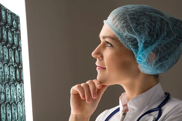 Doctor mirando la radiografía — Foto de Stock