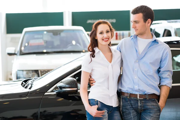 Jovem casal no showroom — Fotografia de Stock