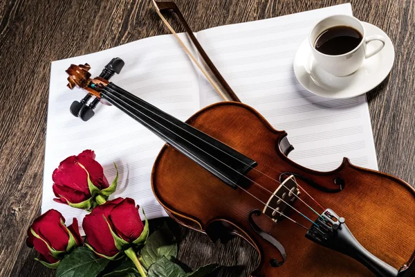 Libri di violino, rosa, caffè e musica — Foto Stock