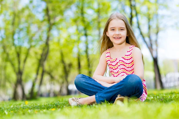 Portret van een meisje in een park — Stockfoto