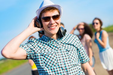 Güneş gözlüklü genç adam.