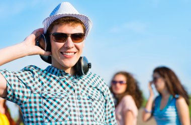 Güneş gözlüklü genç adam.