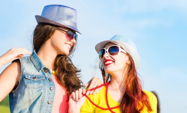 dos jóvenes amigas divirtiéndoseiki genç kız eğleniyor