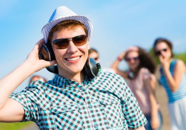 Güneş gözlüklü genç adam.