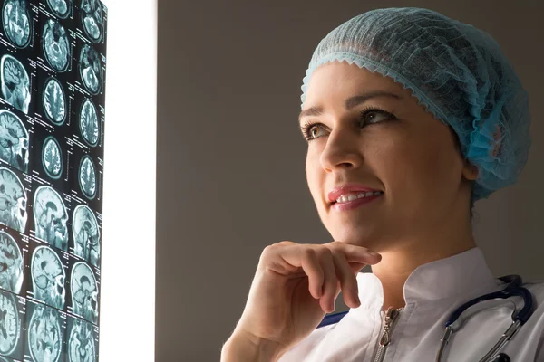 Doctor mirando la radiografía — Foto de Stock