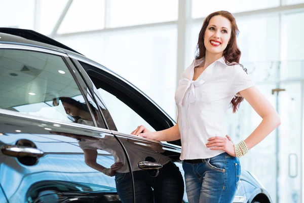 Young woman standing near a car — Stock Photo, Image
