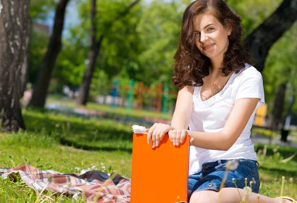 Femme avec un livre — Photo