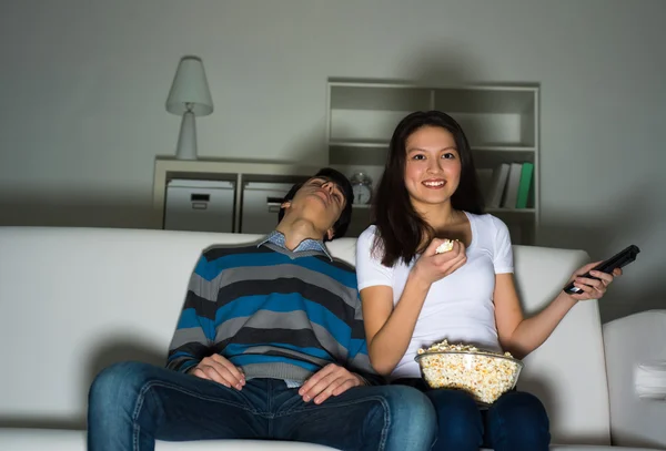 Femme regardant la télévision à la maison — Photo