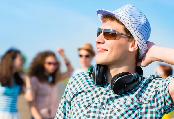 Jonge man met een zonnebril — Stockfoto