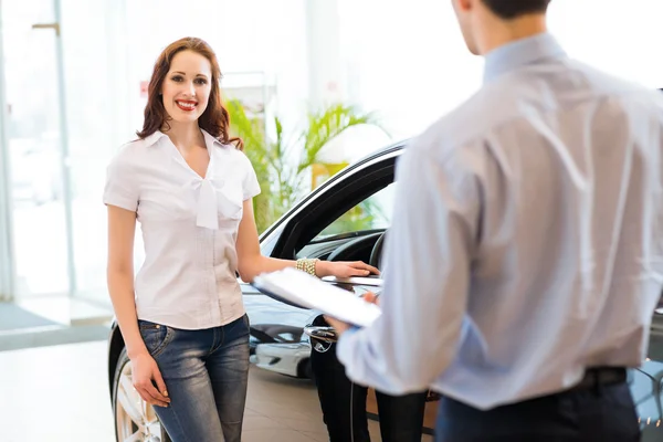 Buying a new car — Stock Photo, Image