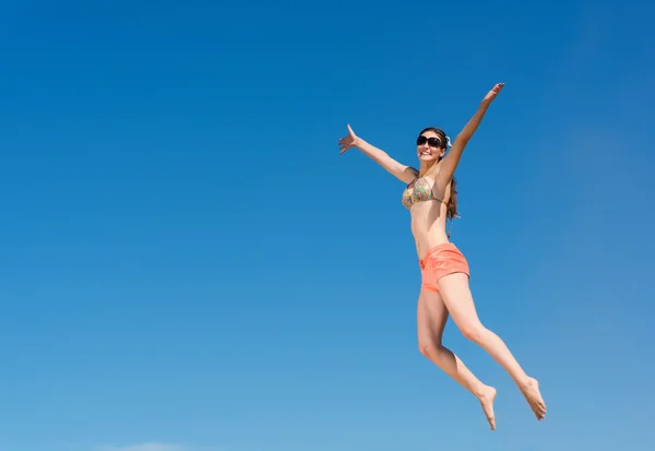 Young woman jumping — Stock Photo, Image