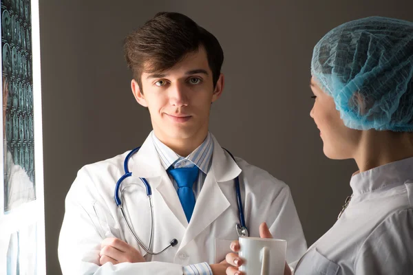 Colegas médicos conferir perto da imagem de raios-x — Fotografia de Stock