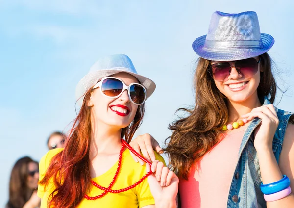 Deux jeunes copines s'amusent — Photo