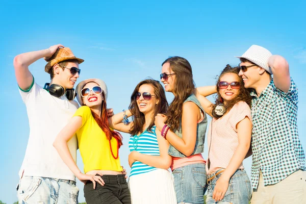 Grupp unga bär solglasögon och hatt — Stockfoto