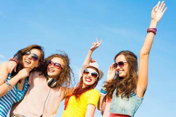 Groupe de jeunes portant des lunettes de soleil et chapeau — Photo