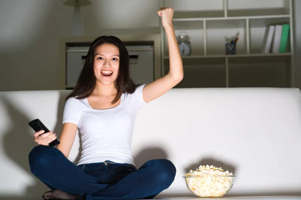 Belle jeune fille regarder la télévision — Photo