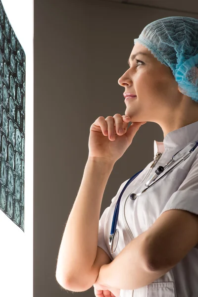 Doctor looking at the x-ray — Stock Photo, Image