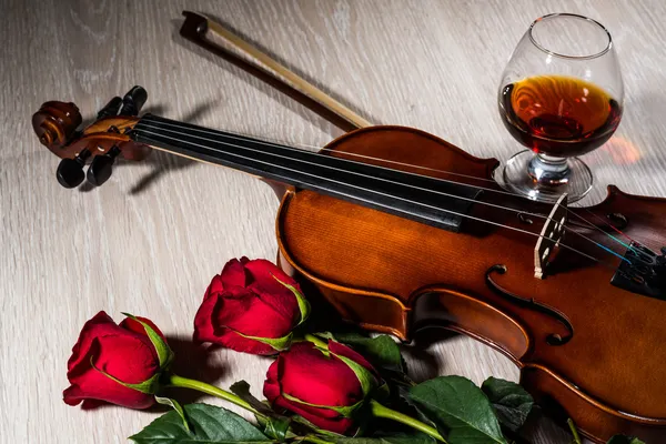 Violino, rosa, taça de champanhe e livros de música — Fotografia de Stock