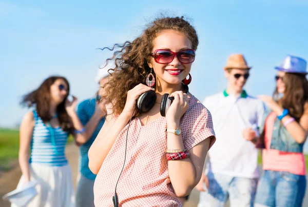 Mujer joven con auriculares — Foto de Stock