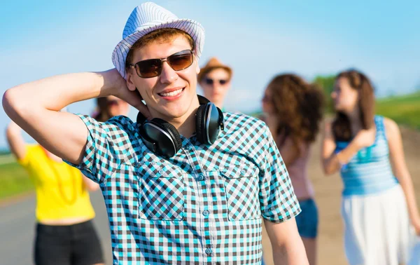 Jeune homme en lunettes de soleil — Photo