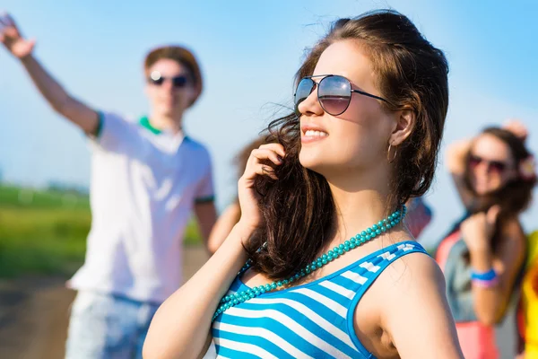 Jeune femme élégante avec des lunettes de soleil — Photo