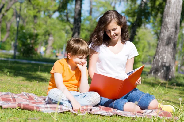 Reading a book together — Stock Photo, Image