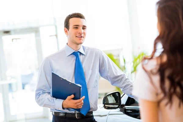 Gerente de ventas en un coche de sala de exposición — Foto de Stock