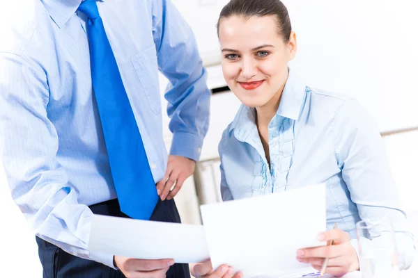 De verslagen van collega's bespreken — Stockfoto