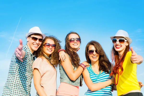 Güneş gözlüğü ve şapka giyen genç grup — Stok fotoğraf