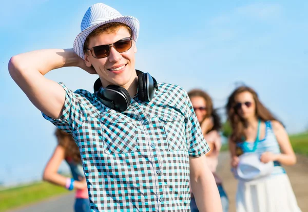 Jonge man met een zonnebril — Stockfoto