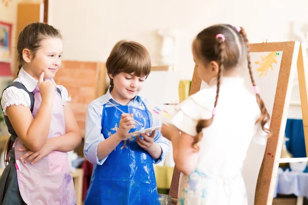 Children draw pictures of easels — Stock Photo, Image