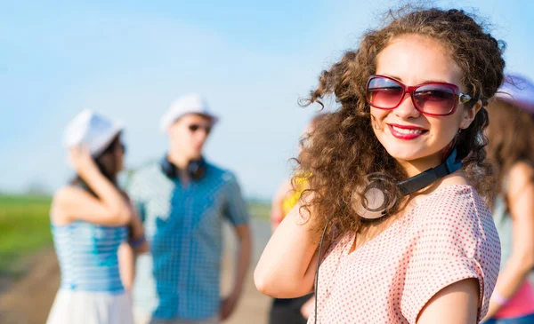 Giovane donna con cuffie — Foto Stock