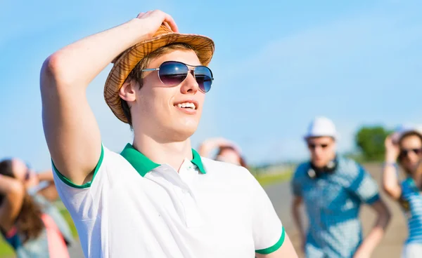 Jeune homme en lunettes de soleil — Photo