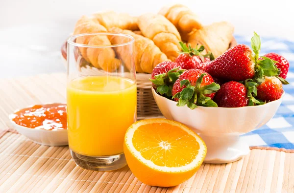 Tidig frukost, juice, croissanter och sylt — Stockfoto