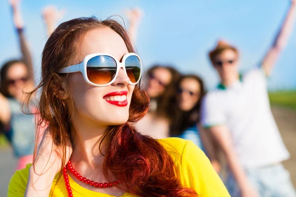 Jeune femme élégante avec des lunettes de soleil — Photo