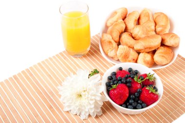 çilek, portakal suyu ve kruvasan kahvaltı