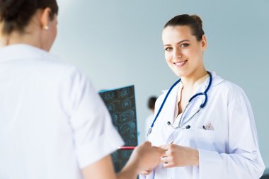 bir meslektaşım ile konuşan doktor