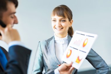 raporları tartışan iki iş ortakları