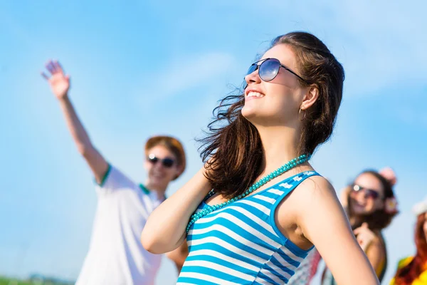 Mujer joven con estilo en gafas de sol — Foto de Stock