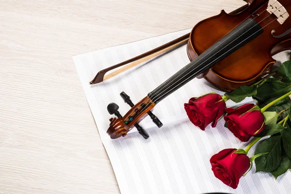 Violín, rosa y libros de música — Foto de Stock