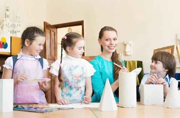 Kinder malen mit der Lehrerin — Stockfoto