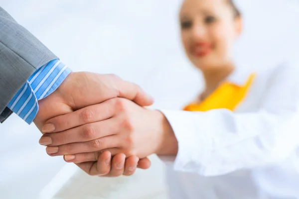 Business woman shaking hands with a client — Stock Photo, Image