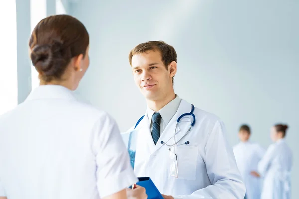 Médico conversando com um colega — Fotografia de Stock