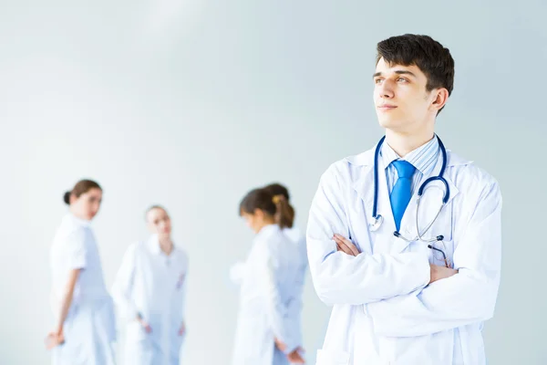 Retrato de bem sucedido jovem médico — Fotografia de Stock